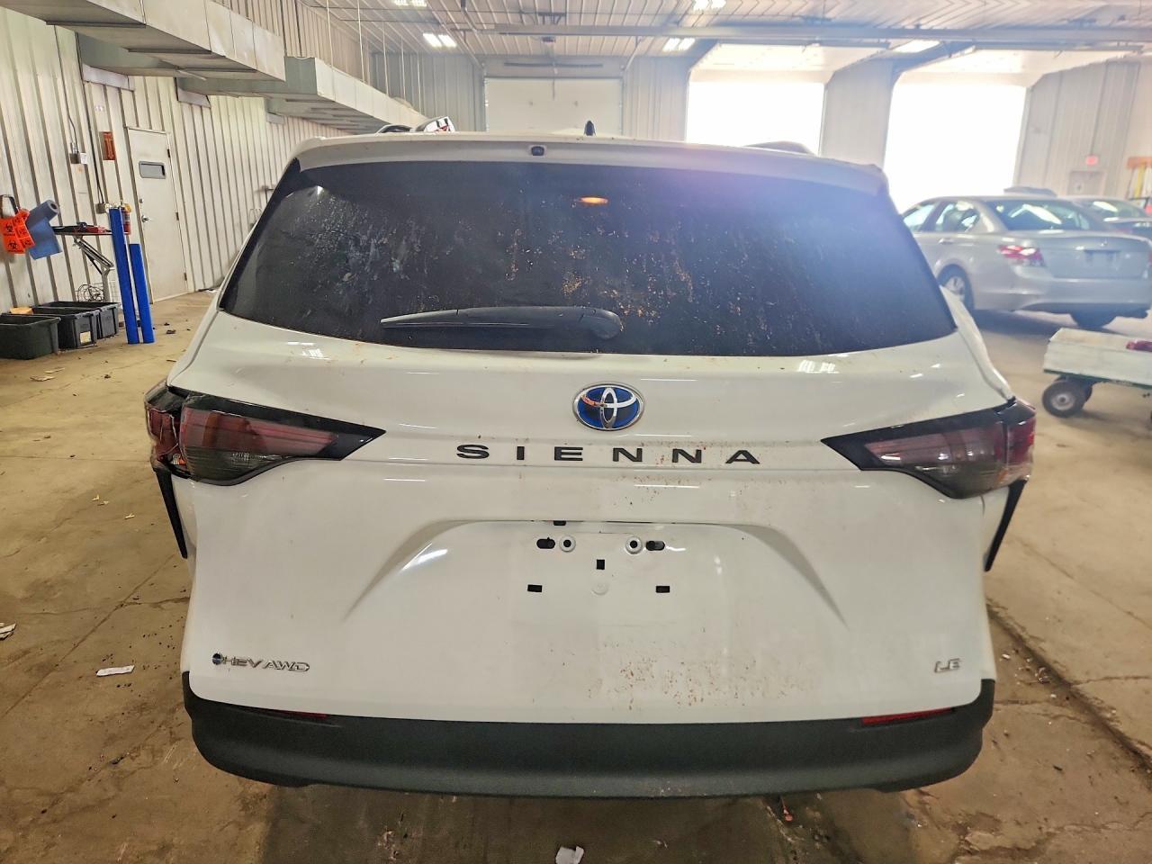 2025 Toyota Sienna Le - Image 6