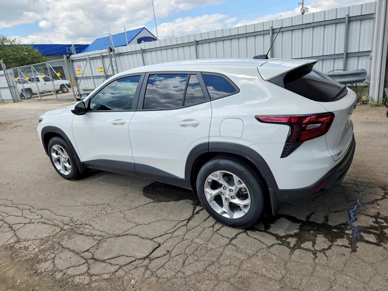 2024 Chevrolet Trax Ls - Фото 2