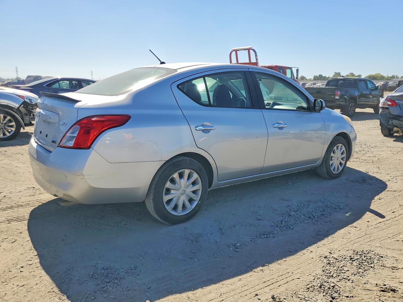 2012 Nissan Versa 1.6 S - Image 3