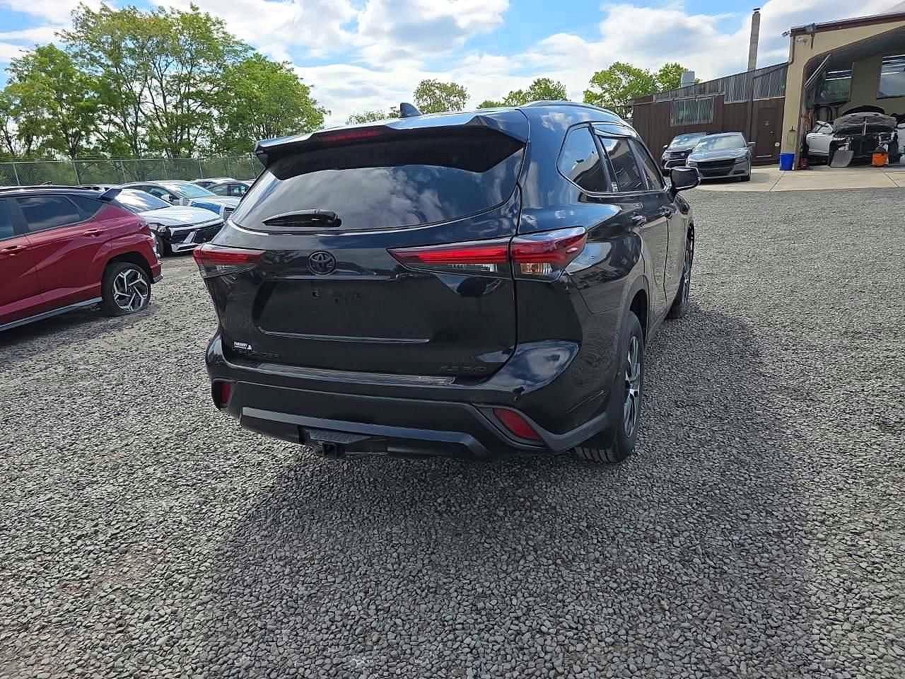 2025 Toyota Highlander Xle - Image 4