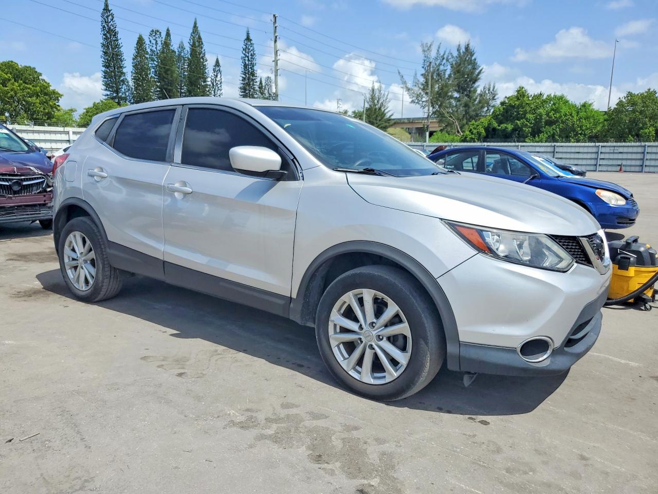 2017 Nissan Rogue Sport S - Image 4