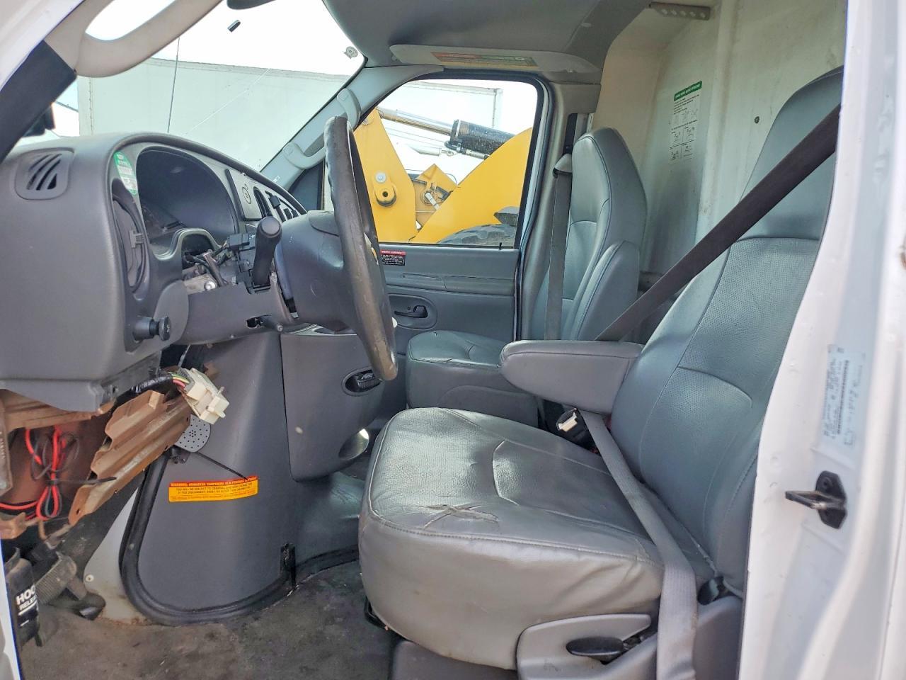 2006 Ford E450 Box Truck - Image 7