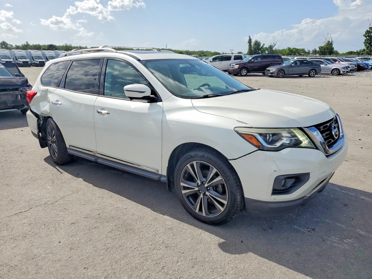2017 Nissan Pathfinder Platinum - Image 4