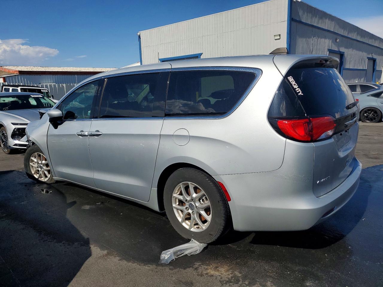 2023 Chrysler Voyager Lx - Фото 2