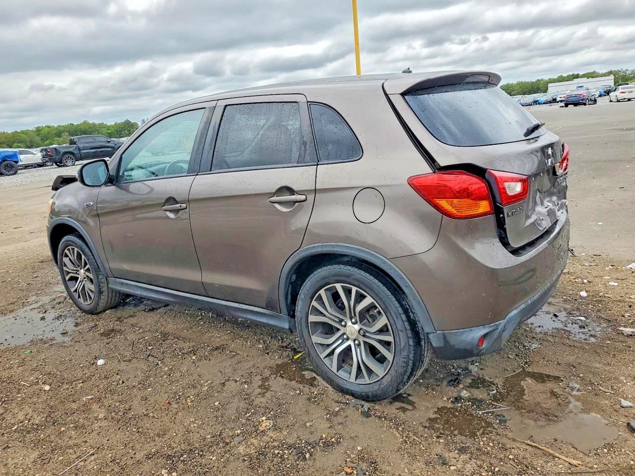 2016 Mitsubishi Outlander Sport Es - Image 2
