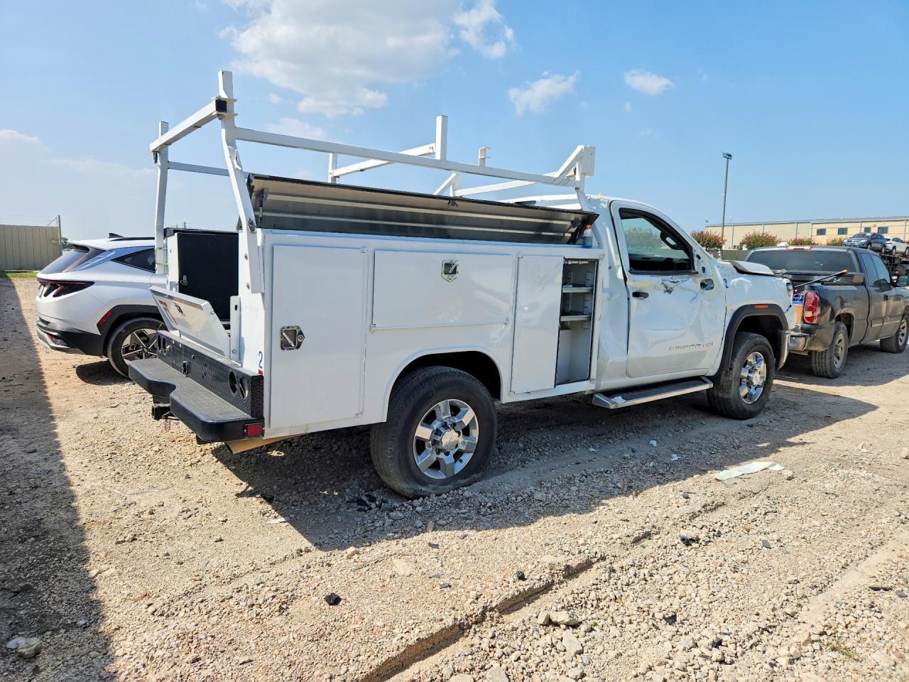 2024 GMC Sierra C2500 Heavy Duty - Image 3