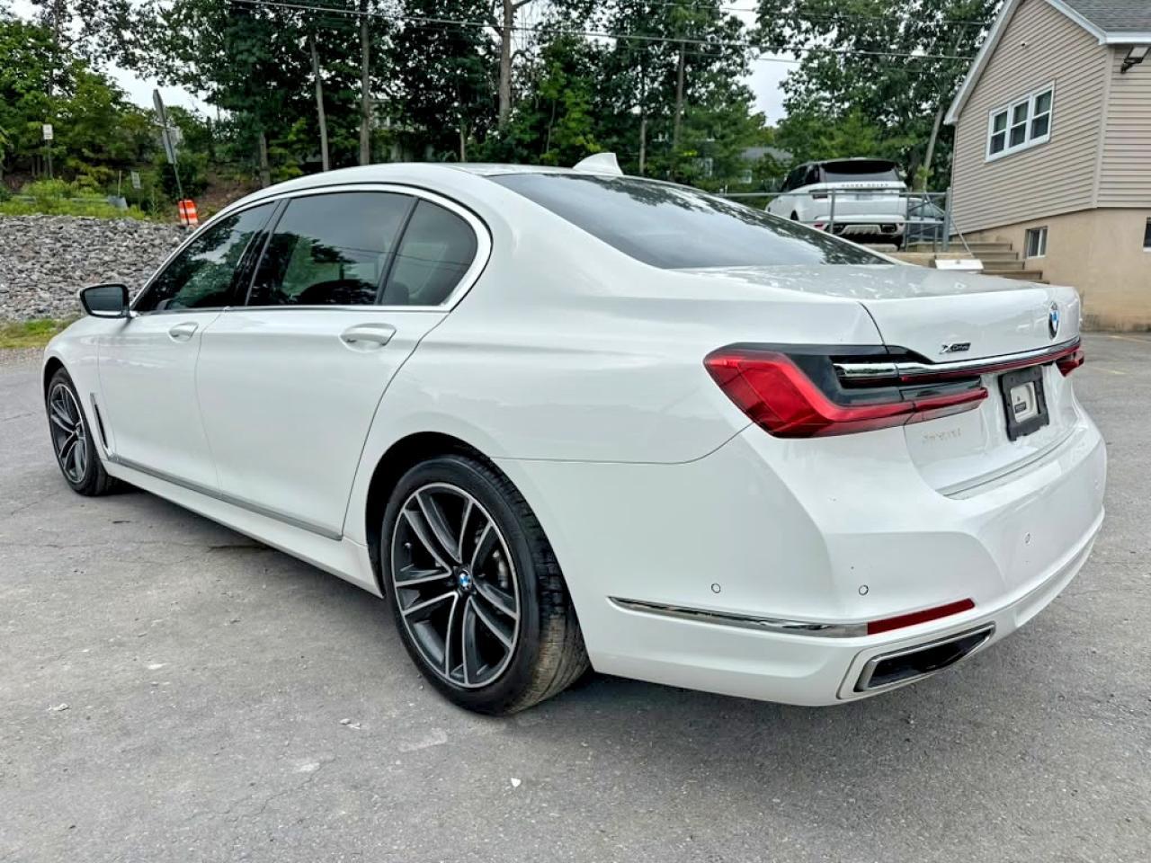 2021 BMW 750 Xi - Image 2