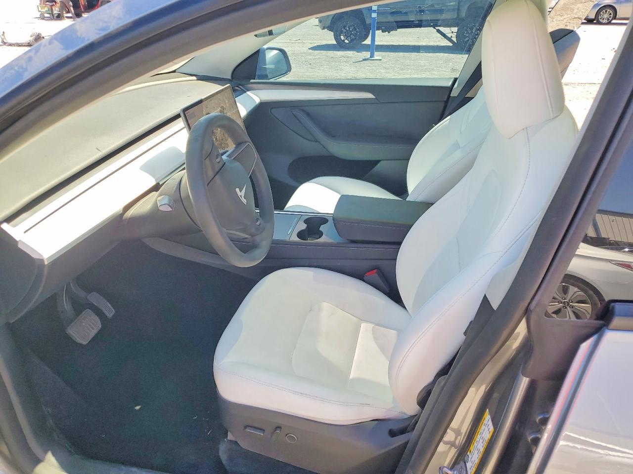 2025 Tesla Model Y - Фото 7