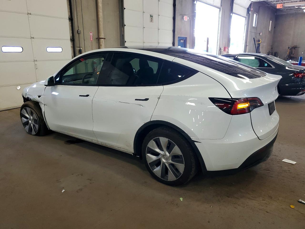 2023 Tesla Model Y - Фото 2