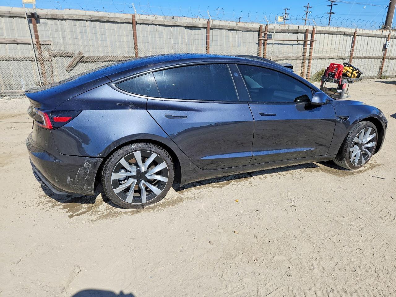 2026 Tesla Model 3 - Фото 3