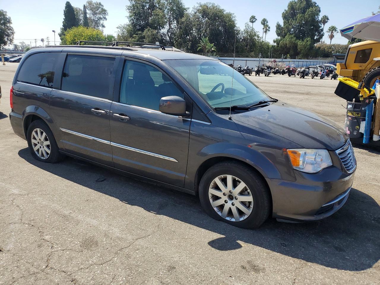 2015 Chrysler Town & Country Touring - Image 4