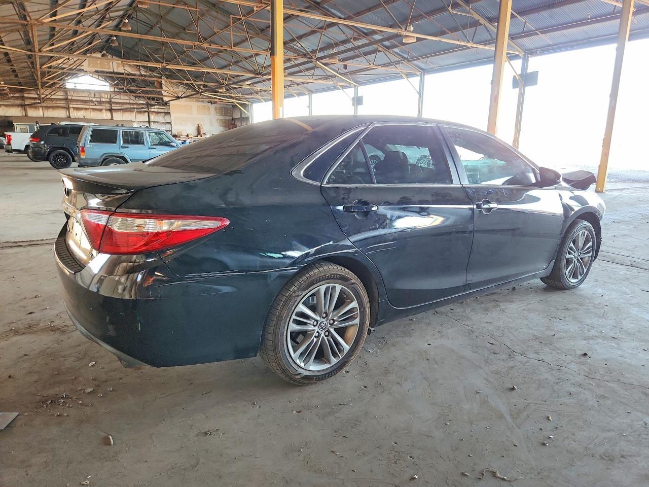 2016 Toyota Camry Se - Фото 3