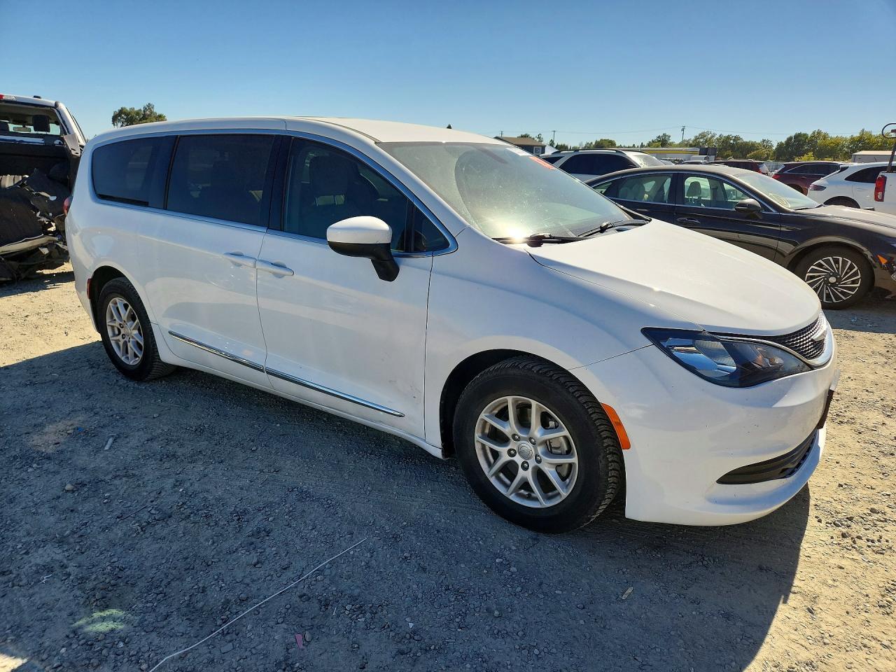 2017 Chrysler Pacifica Lx - Image 4
