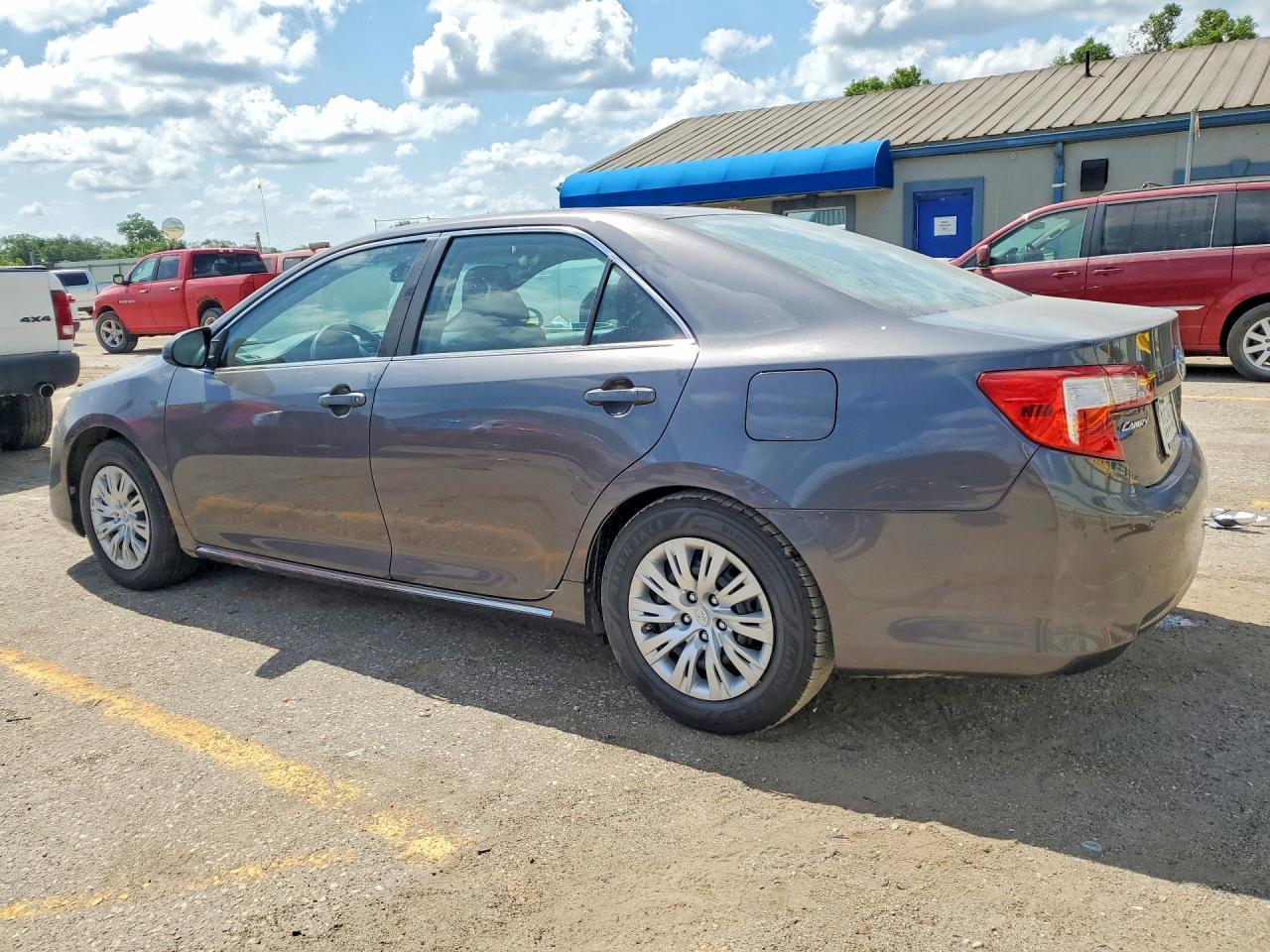 2013 Toyota Camry Le - Фото 2