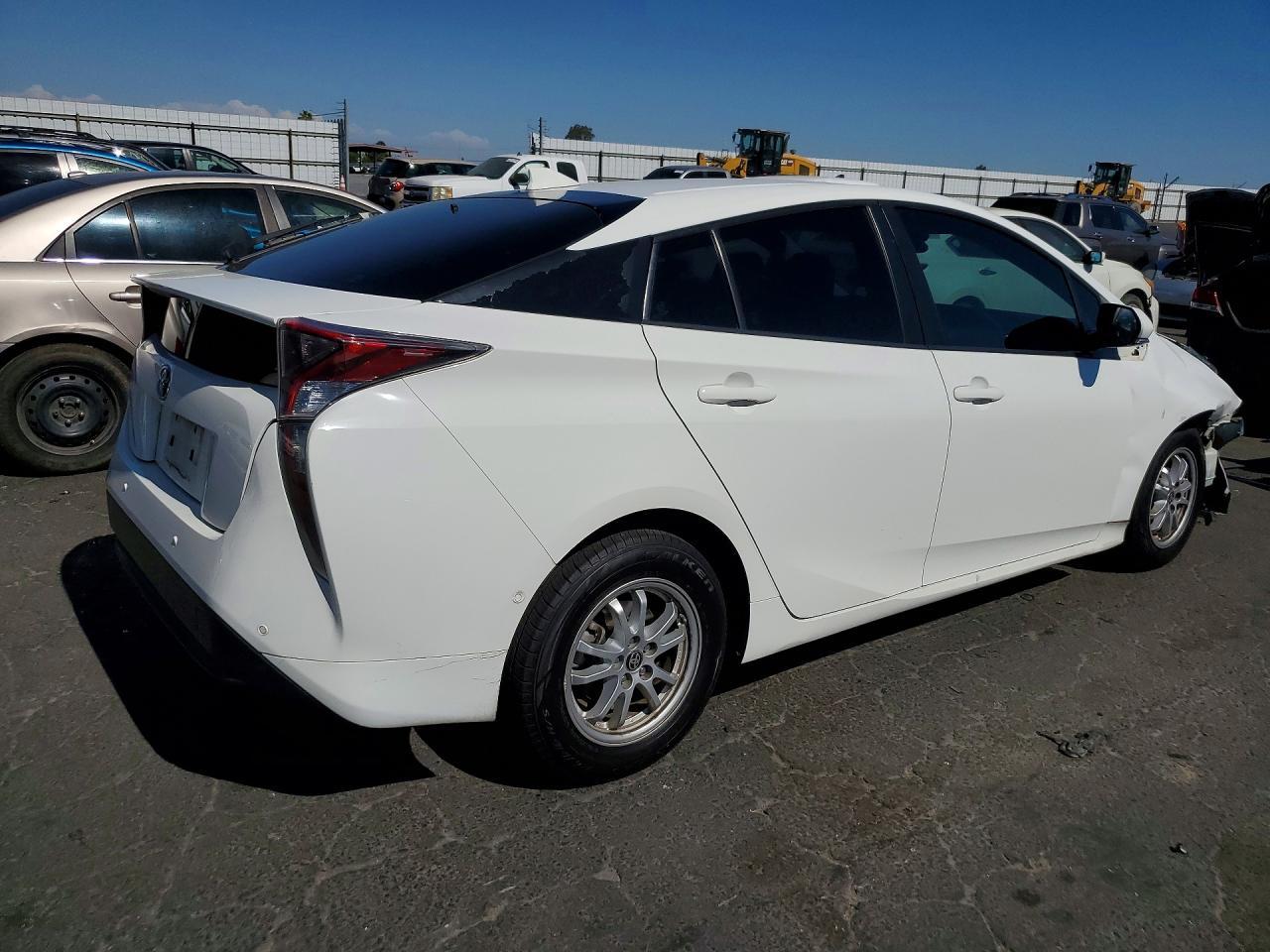 2018 Toyota Prius Three - Фото 3