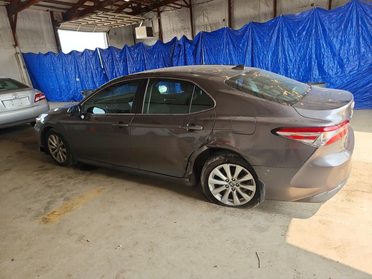 2020 Toyota Camry Le - Фото 2