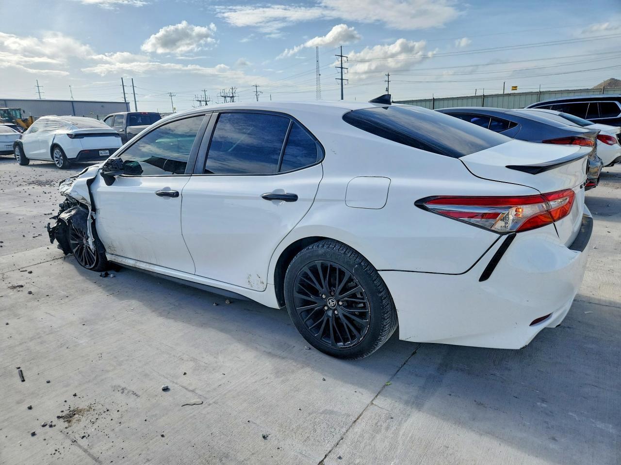 2019 Toyota Camry Se - Фото 2