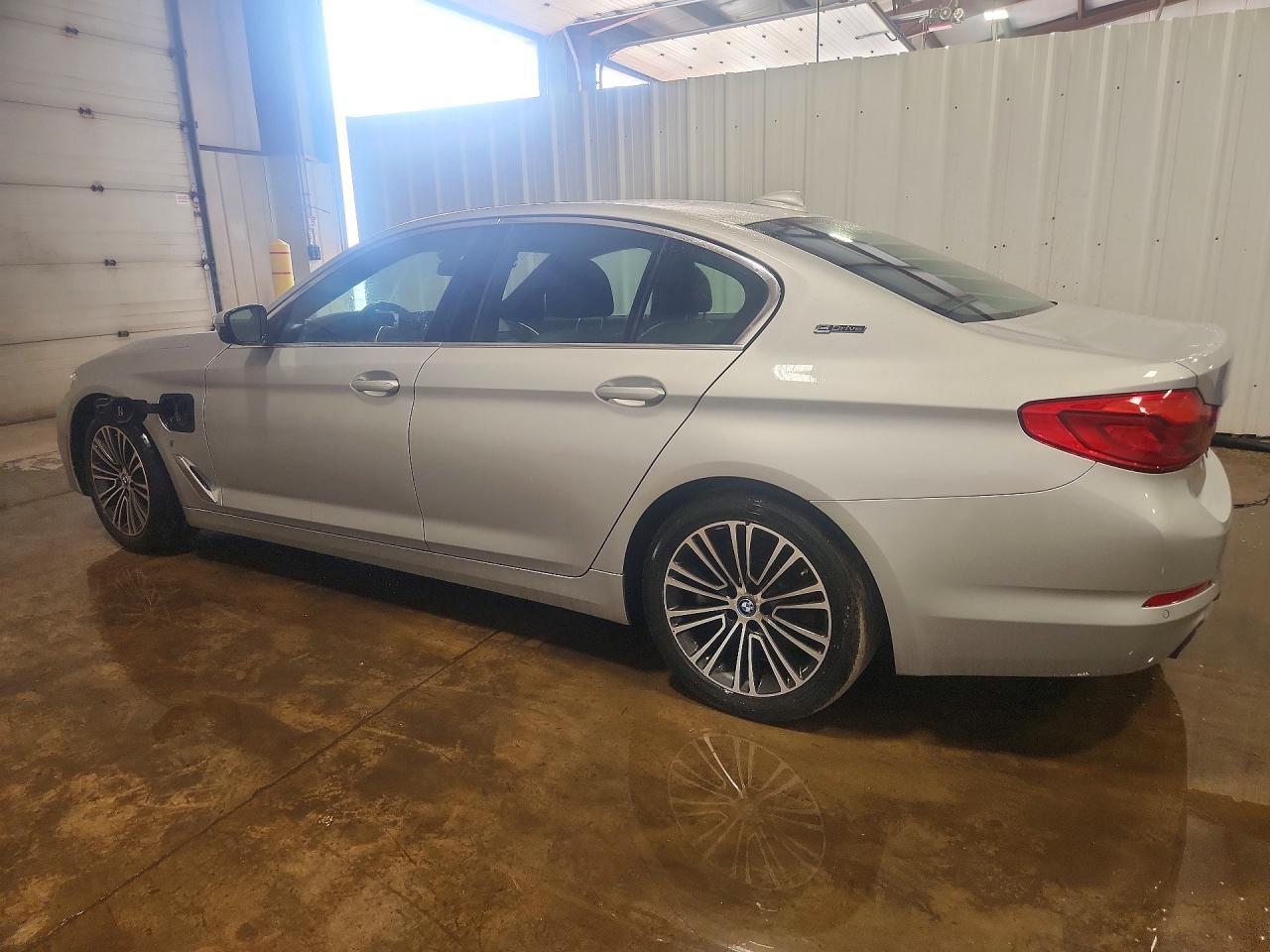 2019 BMW 530Xe - Фото 2