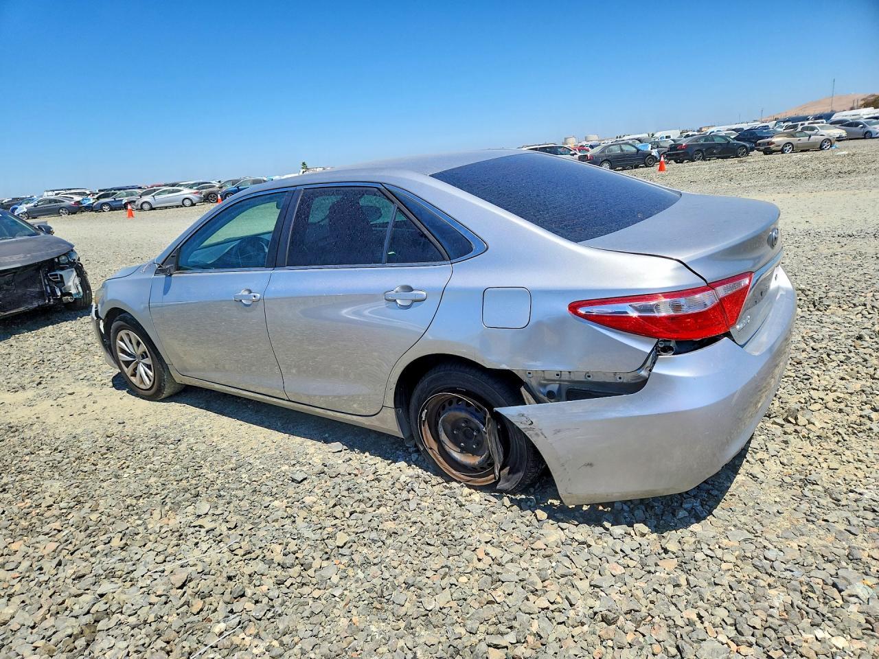 2015 Toyota Camry Le - Фото 2