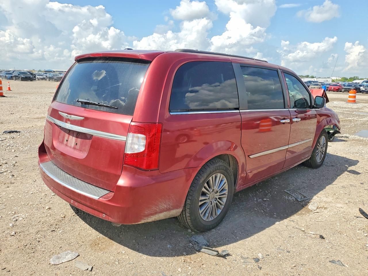 2014 Chrysler Town & Country Touring L - Фото 3
