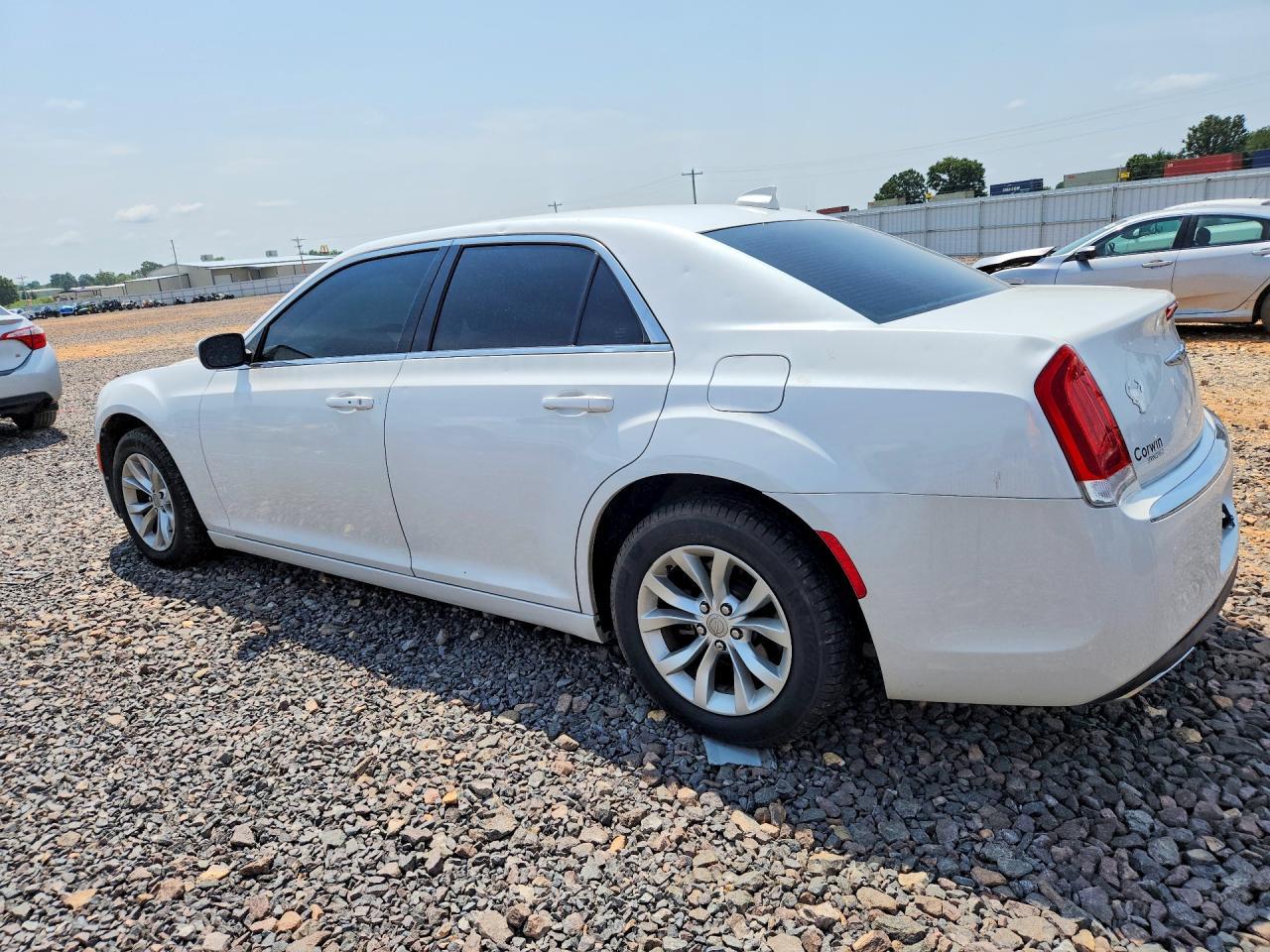 2015 Chrysler 300 Limited - Фото 2