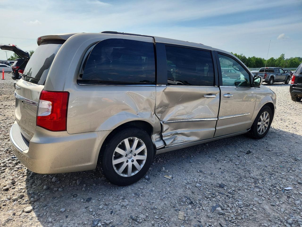 2016 Chrysler Town & Country Touring - Image 3