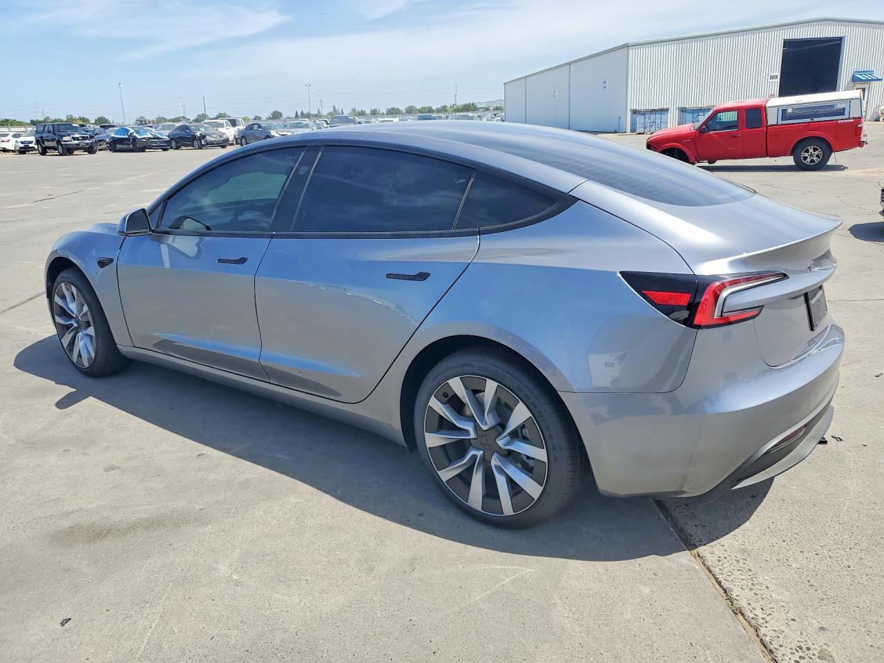 2026 Tesla Model 3 - Фото 2