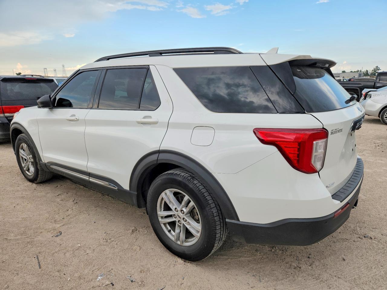 2020 Ford Explorer Xlt - Фото 2