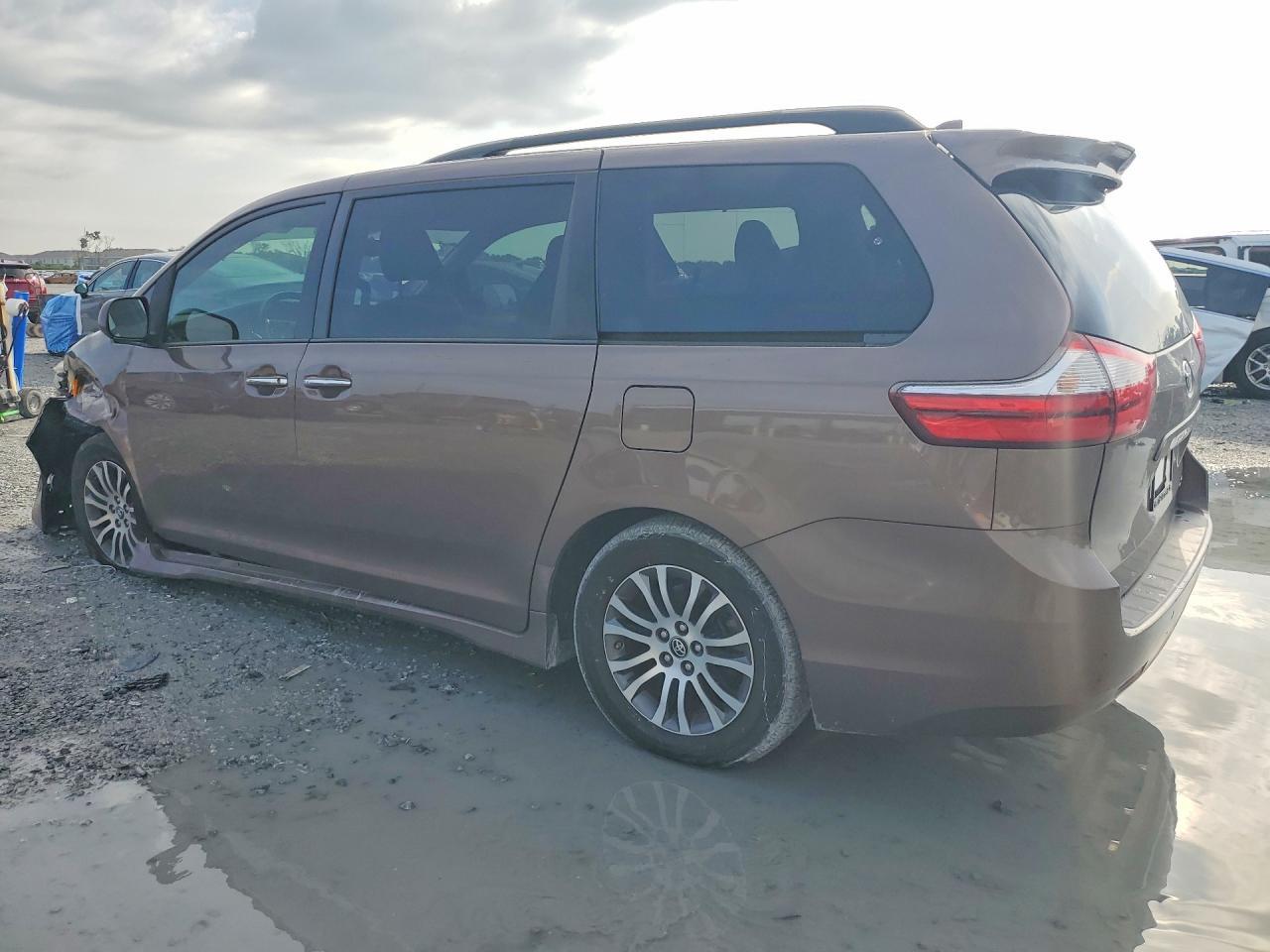 2019 Toyota Sienna Xle Premium 8-Passenger - Фото 2