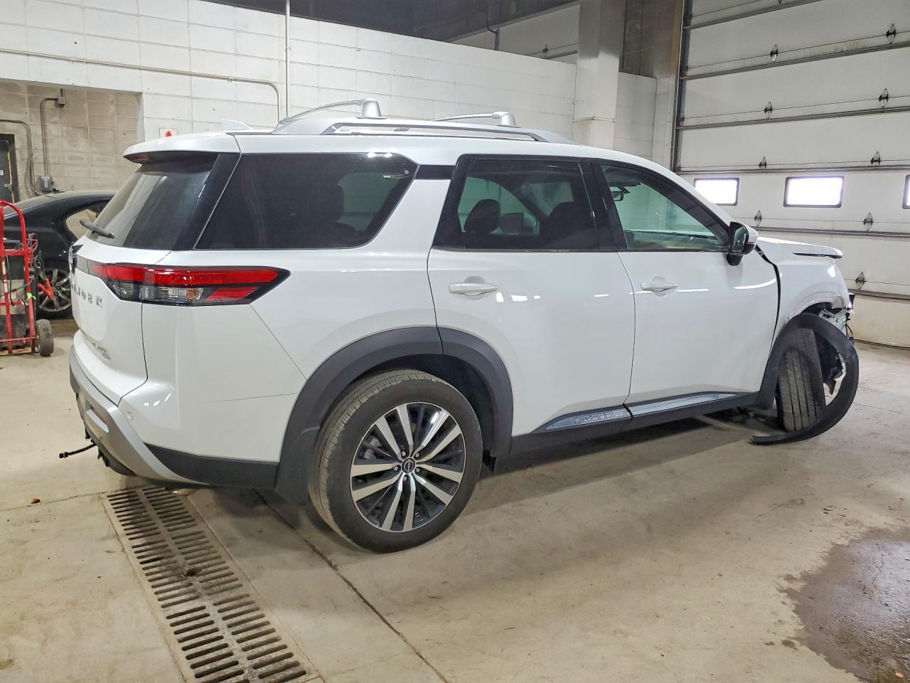 2025 Nissan Pathfinder Platinum - Фото 3