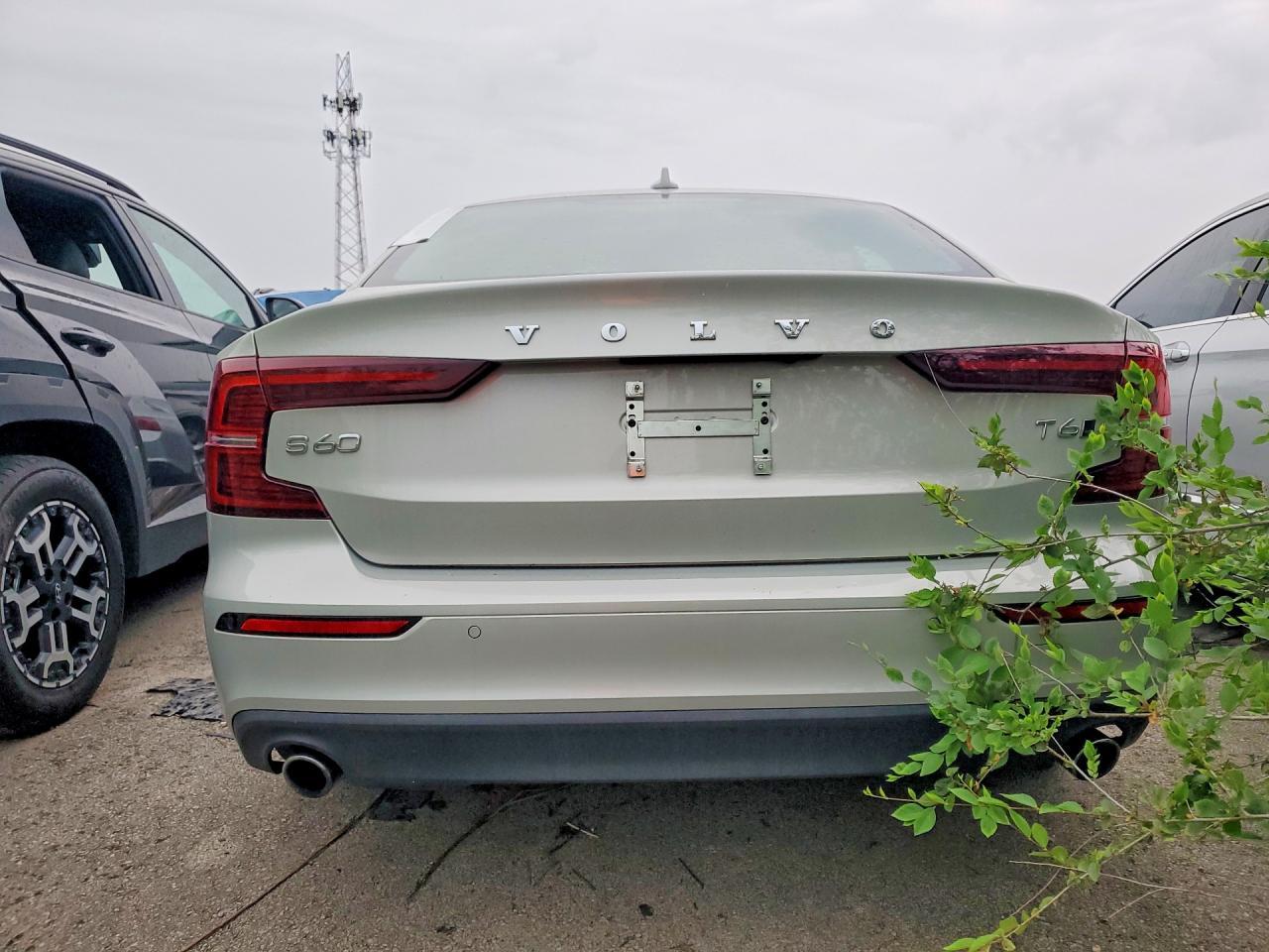 2021 Volvo S60 T6 Momentum - Image 6