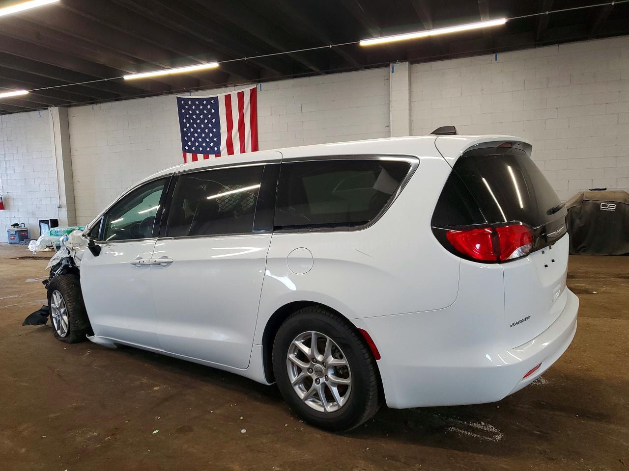 2024 Chrysler Voyager Lx - Фото 2