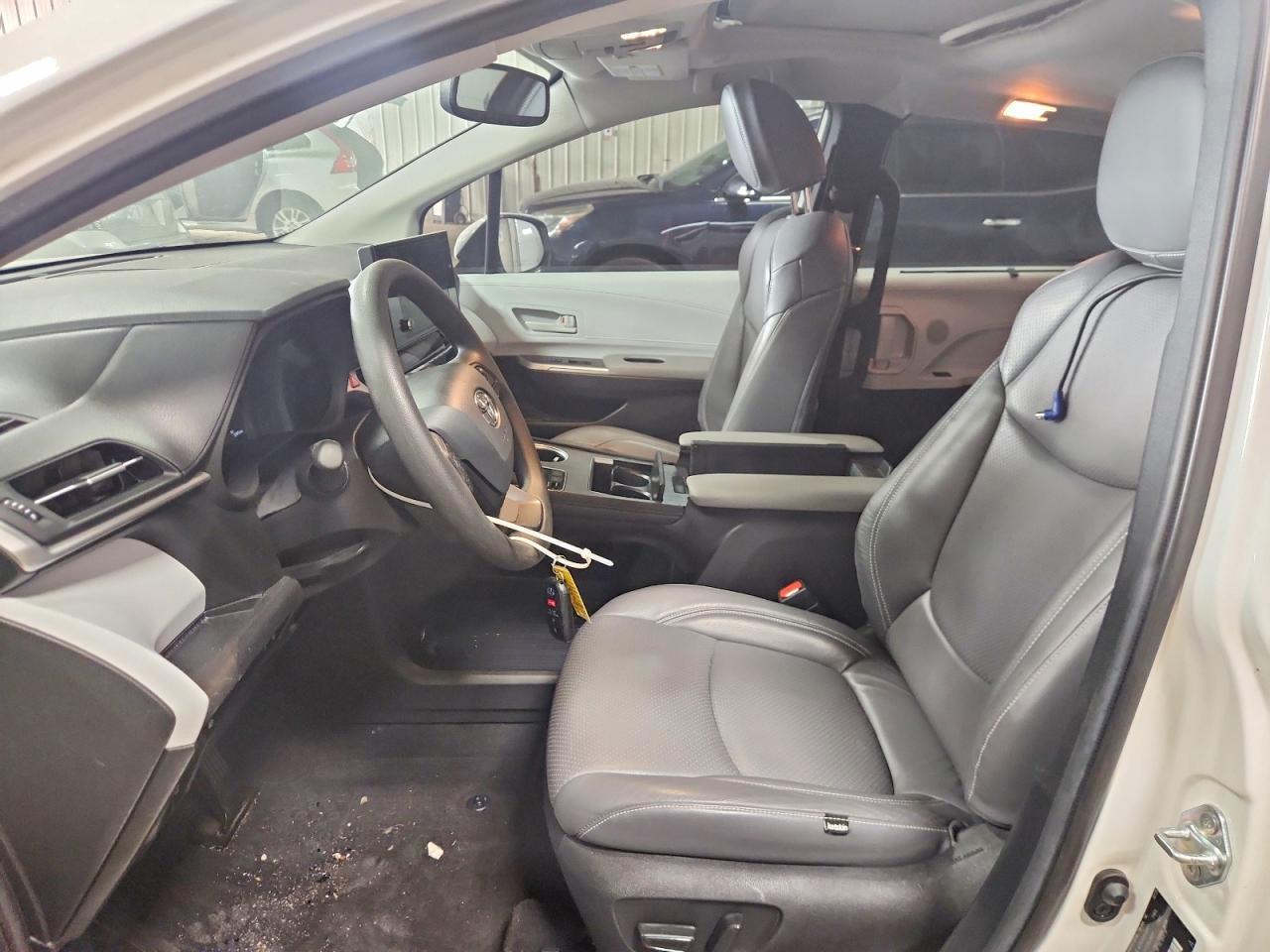 2025 Toyota Sienna Le - Image 7