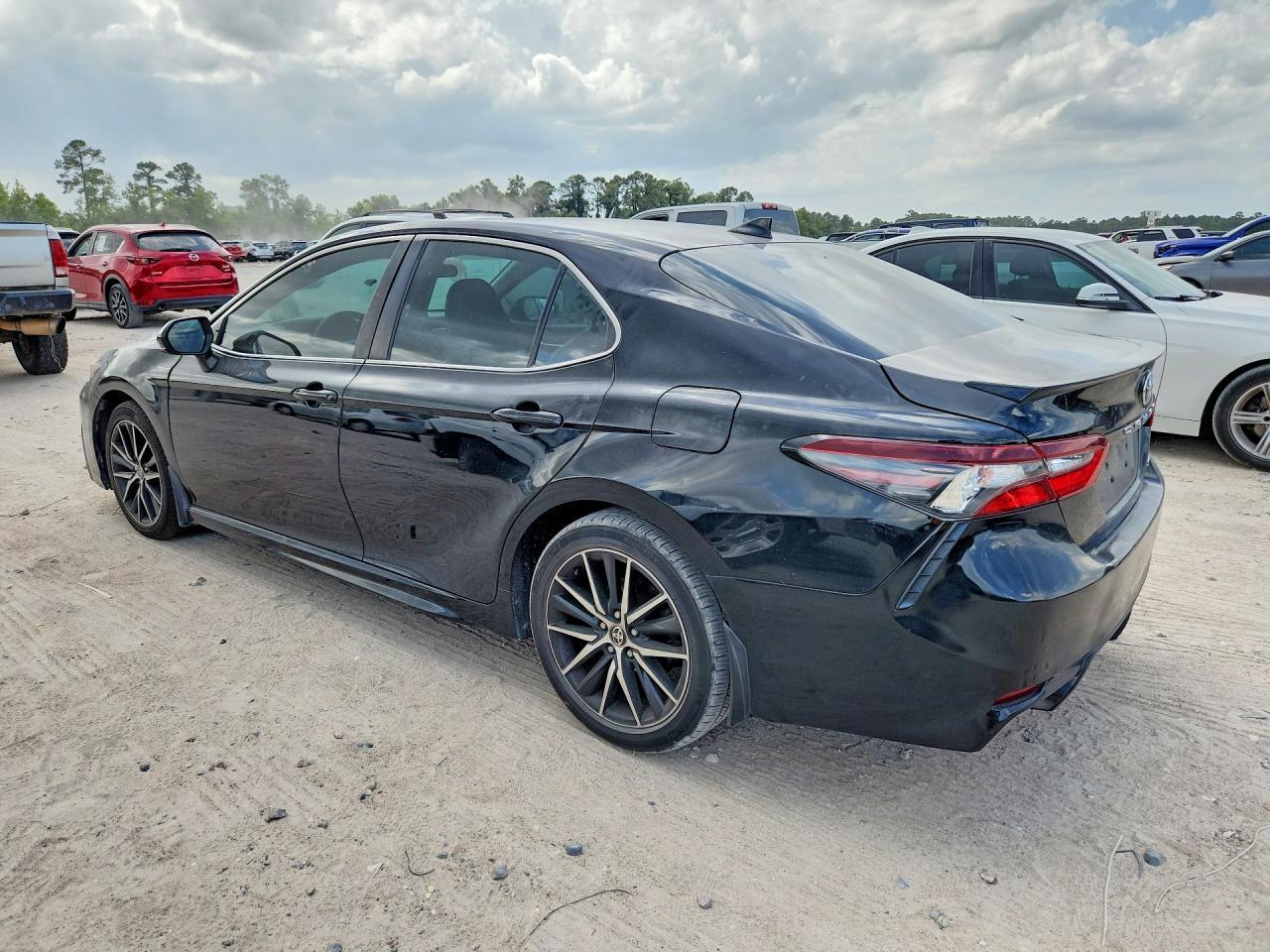 2021 Toyota Camry Se - Фото 2