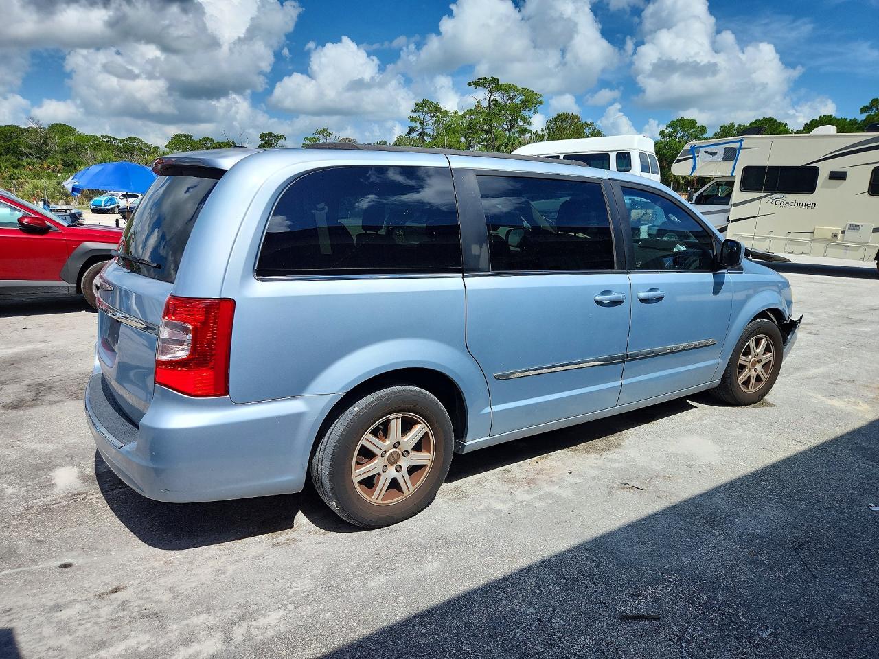 2012 Chrysler Town & Country Touring - Фото 3