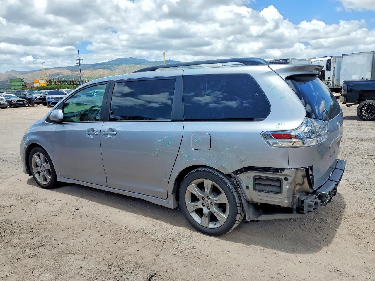 2012 Toyota Sienna Sport - Фото 2