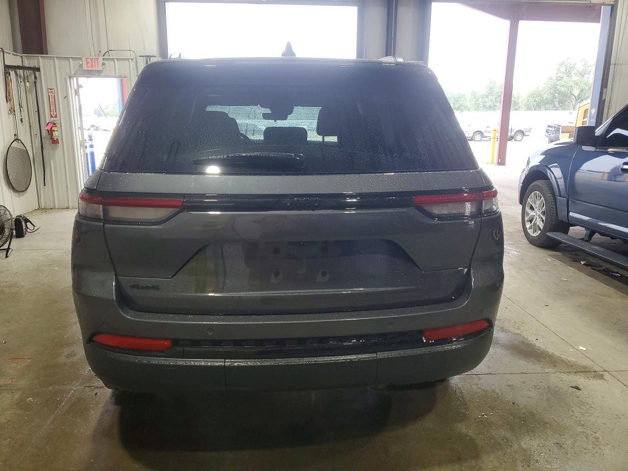 2025 Jeep Grand Cherokee Laredo - Image 6