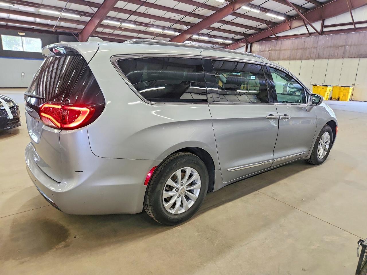 2019 Chrysler Pacifica Touring L - Фото 3