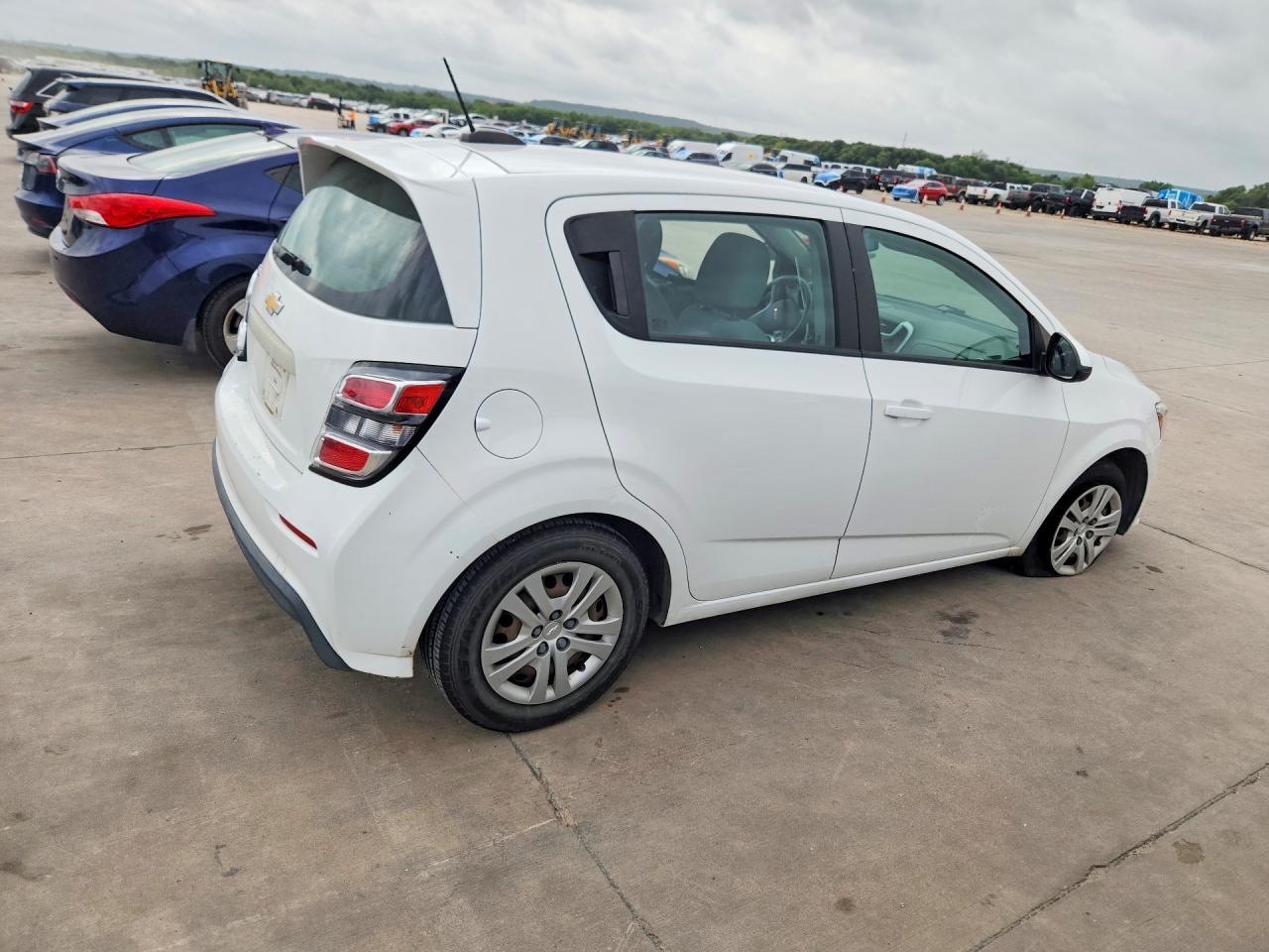 2020 Chevrolet Sonic - Фото 3