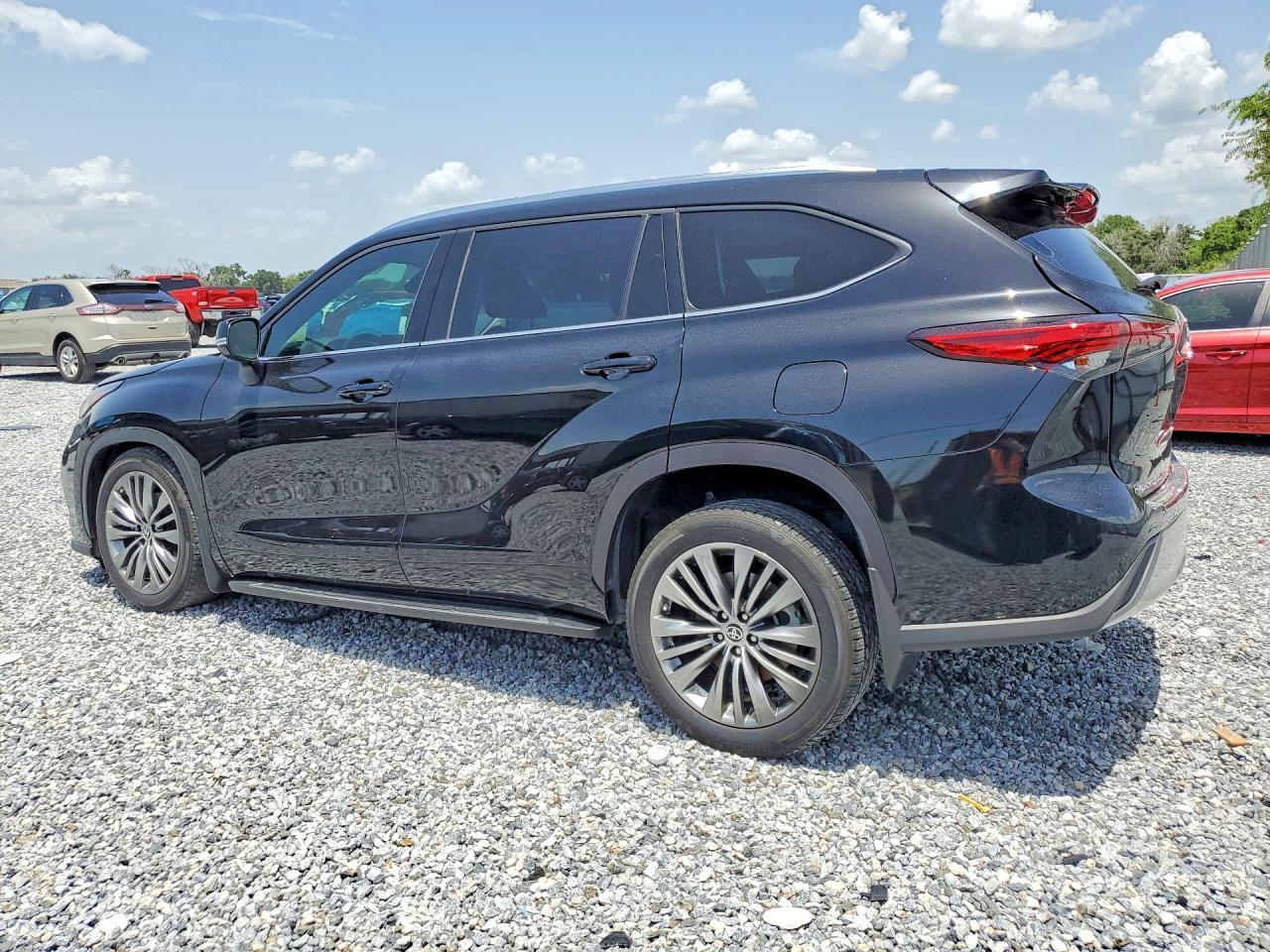 2020 Toyota Highlander Platinum - Image 2