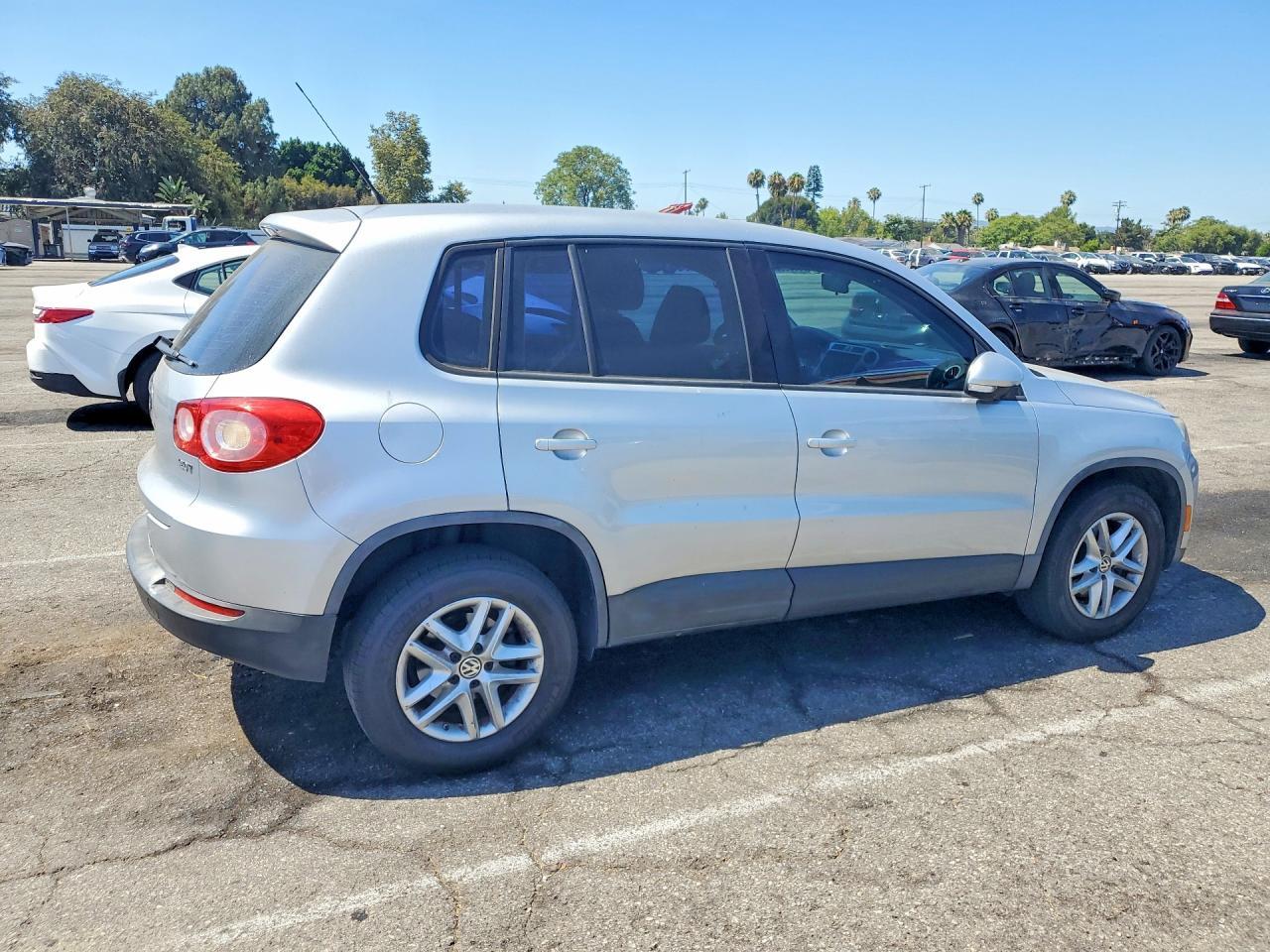 2011 Volkswagen Tiguan S - Image 3