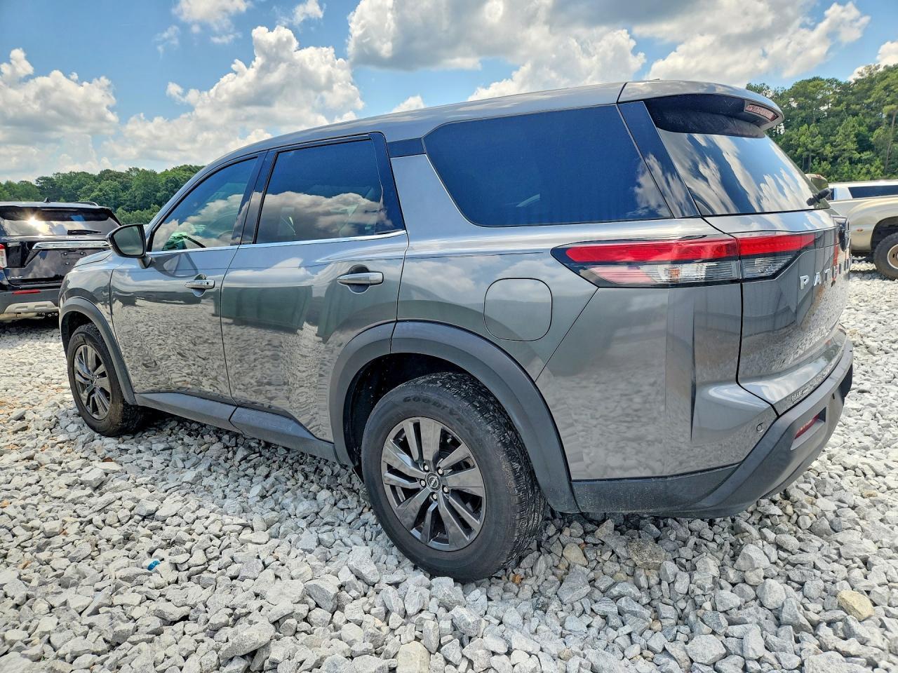 2022 Nissan Pathfinder S - Фото 2