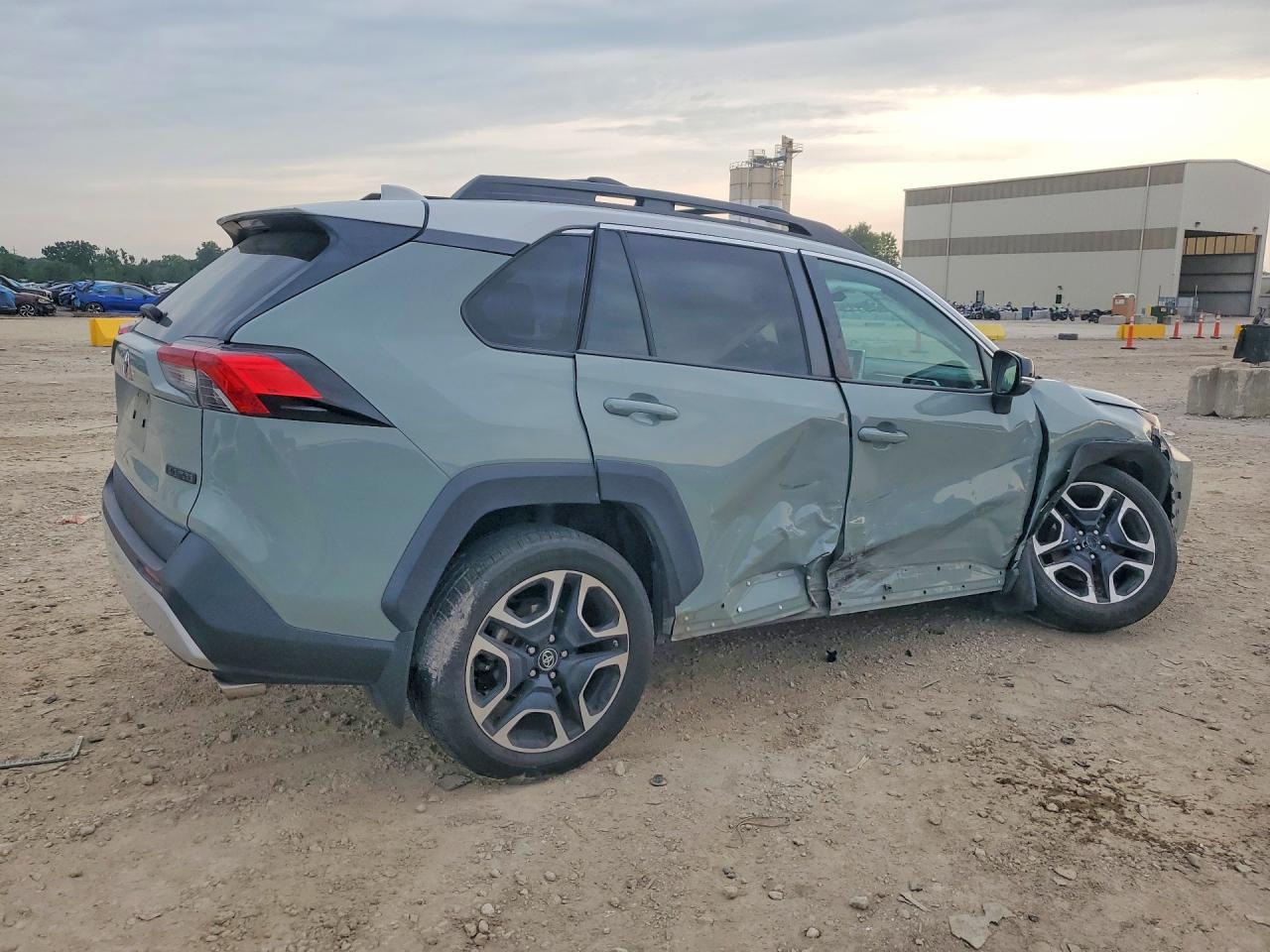2019 Toyota Rav4 Adventure - Фото 3