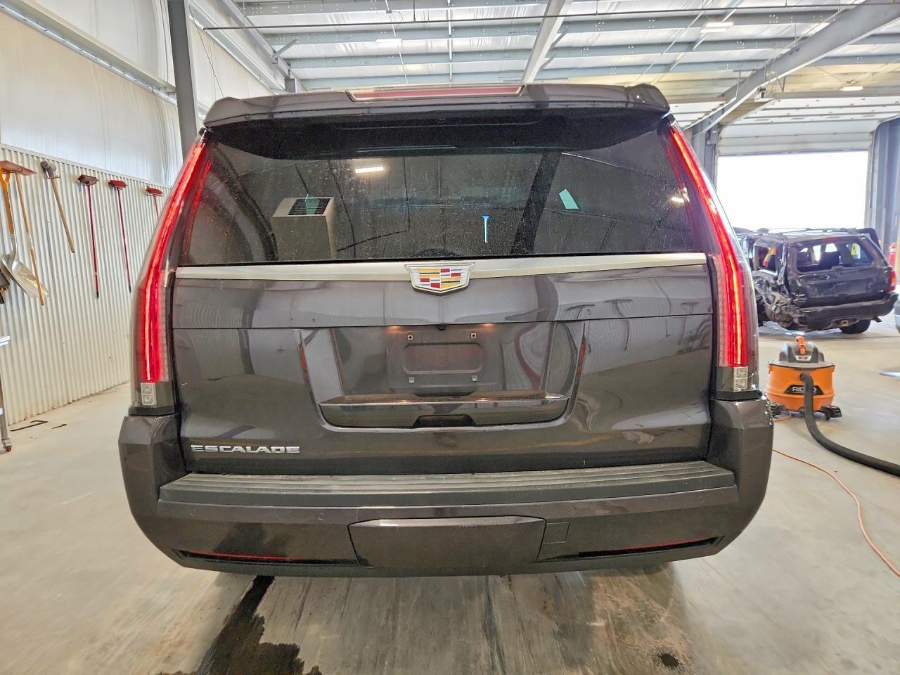 2016 Cadillac Escalade Luxury - Image 6