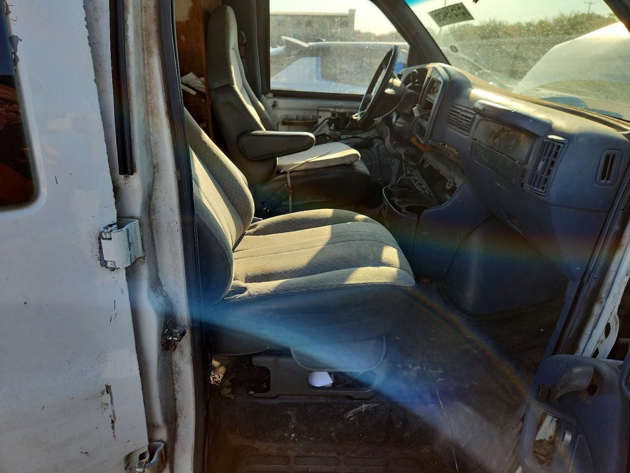 2000 Chevrolet Express G1500 - Image 7
