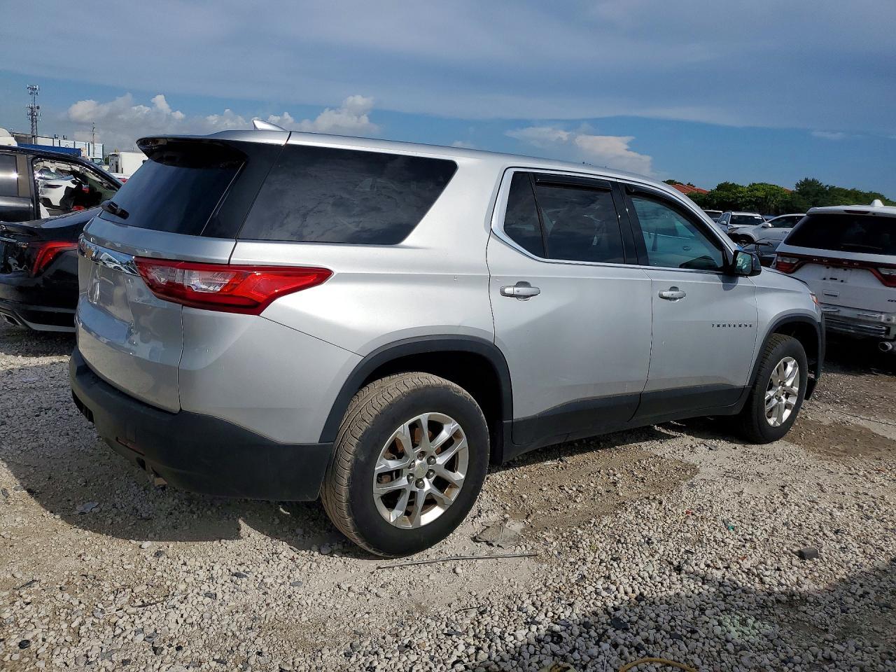 2018 Chevrolet Traverse Ls - Фото 3