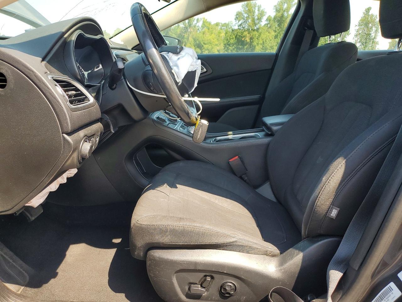 2016 Chrysler 200 Limited - Image 7