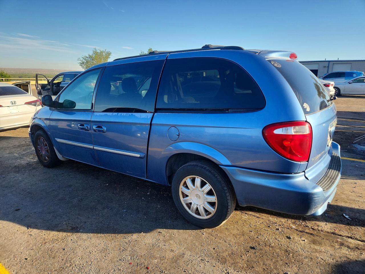2007 Chrysler Town & Country Touring - Image 2