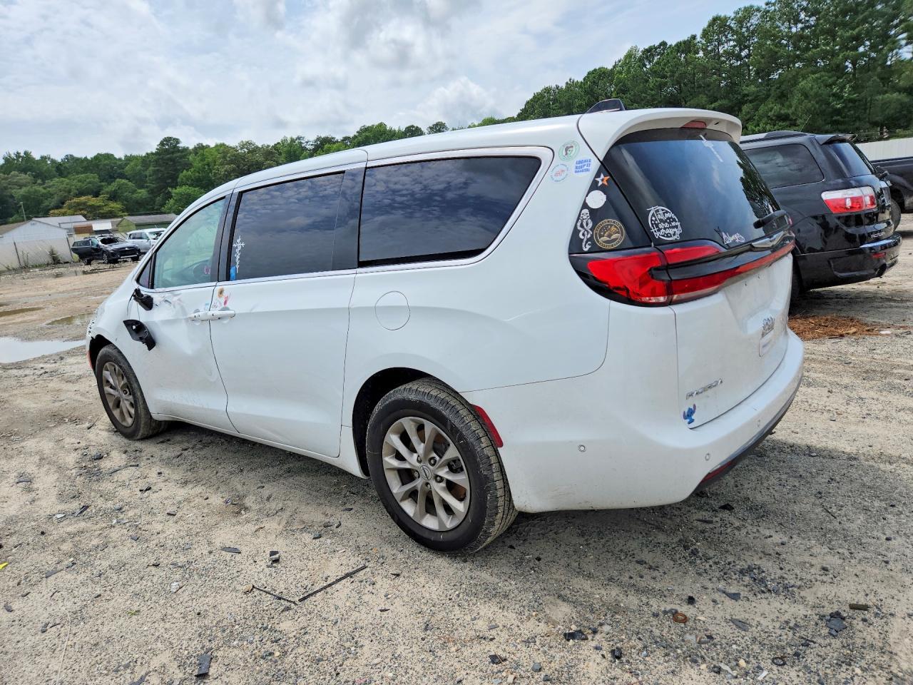 2023 Chrysler Pacifica Touring L - Фото 2