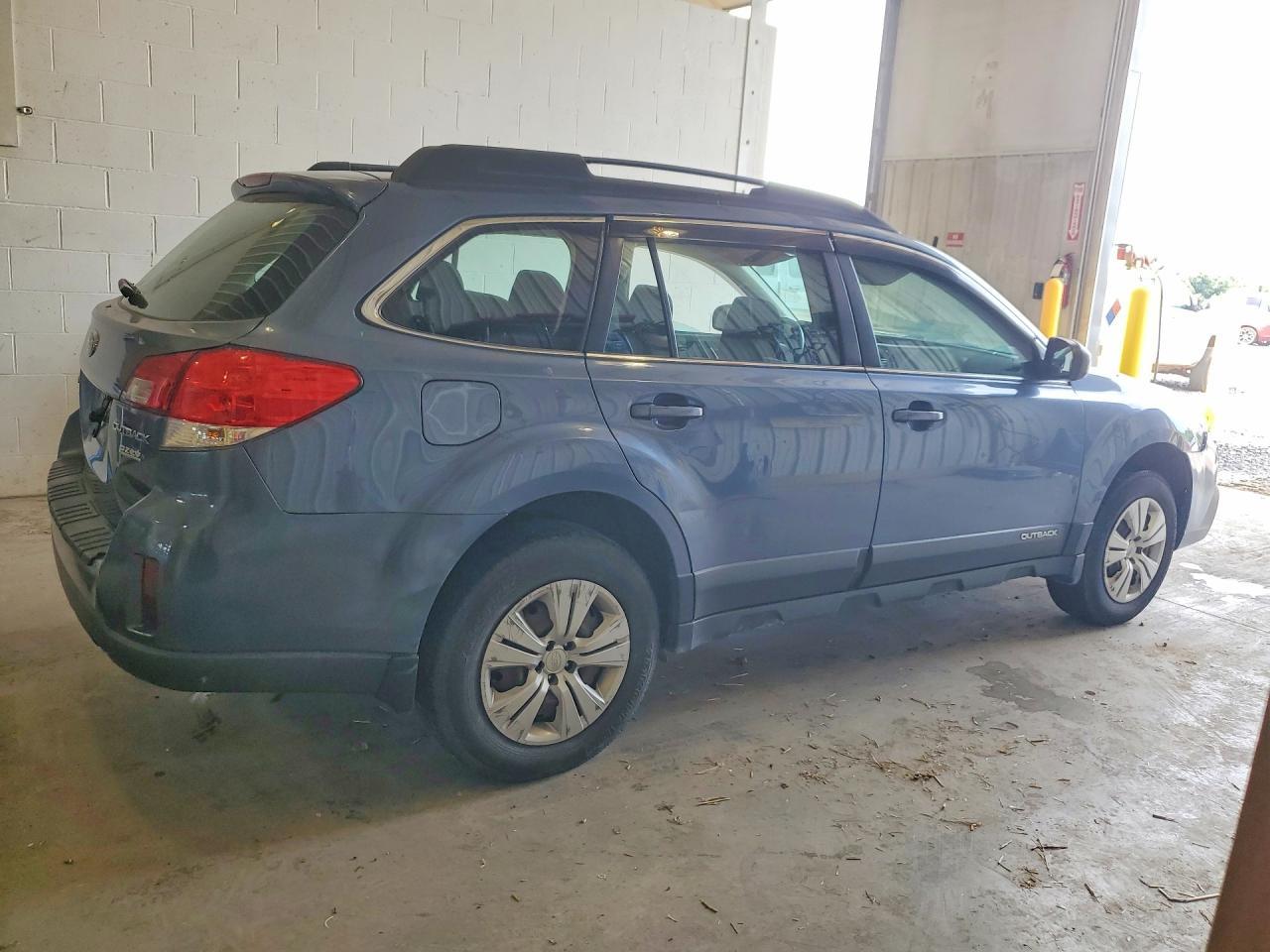2013 Subaru Outback 2.5I - Image 3